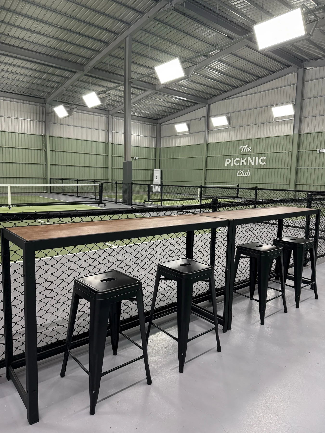 Picknic 球場旁的木質吧檯與休息座位